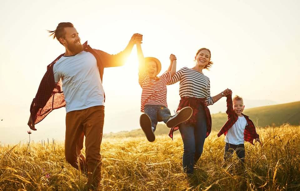 familia feliz en el campo