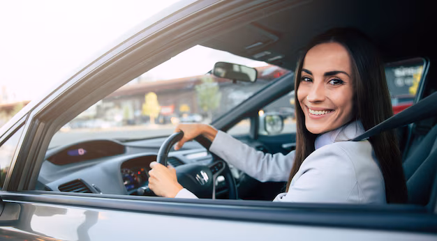 mujer joven manejando auto